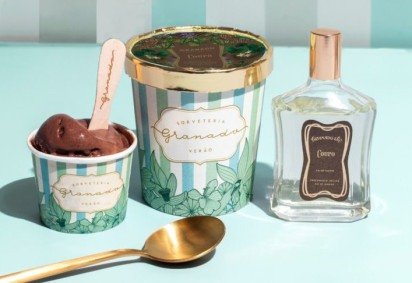 A criatividade na produção de sorvetes vai longe. Recentemente, a Granado, empresa famosa pela produção de sabonetes e perfumes, abriu uma sorveteria em Ipanema, no Rio de Janeiro. Os sorvetes têm sabores inspirados nas fragrâncias clássicas da marca. -  (crédito: divulgação / granado) -A criatividade na produção de sorvetes vai longe. Recentemente, a Granado, empresa famosa pela produção de sabonetes e perfumes, abriu uma sorveteria em Ipanema, no Rio de Janeiro. Os sorvetes têm sabores inspirados nas fragrâncias clássicas da marca. -  (crédito: divulgação / granado)