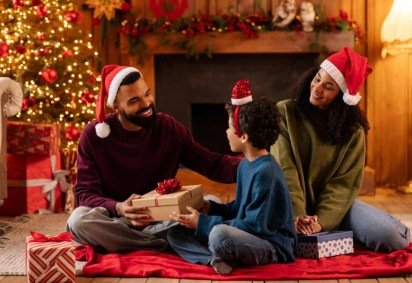 Revelar a verdade sobre o Papai Noel pode ser um gesto de carinho quando feito com delicadeza e respeito ao mundo emocional da criança (Imagem: fast-stock | Shutterstock) -  (crédito: EdiCase) -Revelar a verdade sobre o Papai Noel pode ser um gesto de carinho quando feito com delicadeza e respeito ao mundo emocional da criança (Imagem: fast-stock | Shutterstock) -  (crédito: EdiCase)