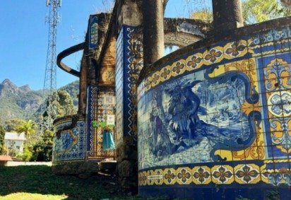 Em Teresópolis (RJ), o antigo Mirante da Granja Guarani, também conhecido como Quiosque das Lendas, guarda uma beleza rara e uma história profunda. É um dos poucos exemplares da arte azulejar portuguesa em espaços públicos no Brasil.




 -  (crédito: Divulgação) -Em Teresópolis (RJ), o antigo Mirante da Granja Guarani, também conhecido como Quiosque das Lendas, guarda uma beleza rara e uma história profunda. É um dos poucos exemplares da arte azulejar portuguesa em espaços públicos no Brasil.




 -  (crédito: Divulgação)