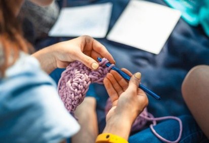 Presente em diferentes estações do ano, o tricô é leve para acompanhar as noites frescas de verão e quente para criar camadas no frio intenso. Com múltiplos benefícios à saúde física e mental, a atividade atua como forma de terapia e traz combinações e looks marcantes. -  (crédito: Pixabay ) -Presente em diferentes estações do ano, o tricô é leve para acompanhar as noites frescas de verão e quente para criar camadas no frio intenso. Com múltiplos benefícios à saúde física e mental, a atividade atua como forma de terapia e traz combinações e looks marcantes. -  (crédito: Pixabay )