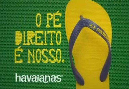 Campanha da Havaianas em 2014 tinha como mote 'o pé direito é nosso' -  (crédito: Reprodução / YouTube) -Campanha da Havaianas em 2014 tinha como mote 'o pé direito é nosso' -  (crédito: Reprodução / YouTube)