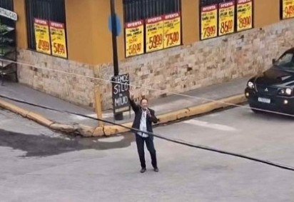 Prefeito Zé Louquinho (PL-SP) canta nas ruas de Aparecida (SP) -  (crédito: Reprodução/Instagram @zelouquinholouquinho) -Prefeito Zé Louquinho (PL-SP) canta nas ruas de Aparecida (SP) -  (crédito: Reprodução/Instagram @zelouquinholouquinho)