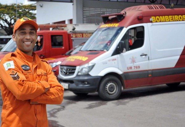 Em Ceilândia, o sargento Rafael Fernandes já fez plantão em anos anteriores e enfrentou ocorrências graves -  (crédito: Marcelo Ferreira/CB/D.A Press)