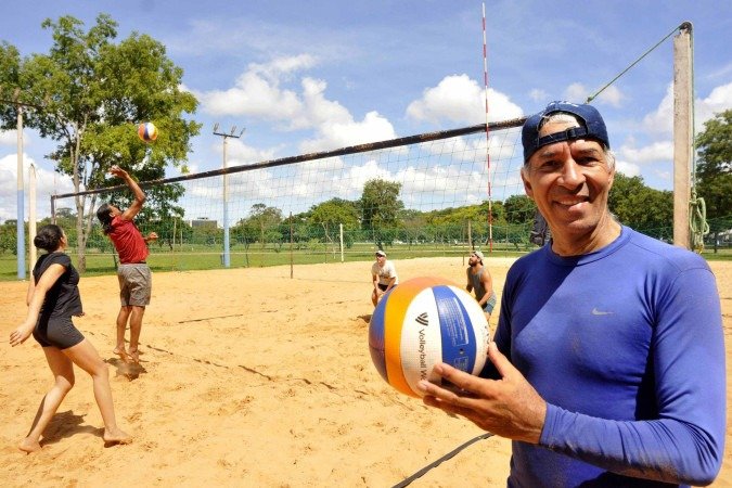  22/12/2025 Crédito: Marcelo Ferreira/CB/D.A Press. Brasil. Brasília - DF -  Inicio do verão. Turma do volei de praia, Cesário José Barbosa Neto.