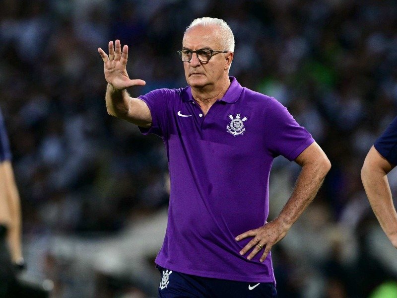 Dorival Júnior fecha a temporada 2025 com 43 jogos à frente do Corinthians: 18 vitórias, 12 empates e 13 derrotas. Contrato dele com o clube é válido até 31 de dezembro de 2026 -  (crédito:  Pablo Porciuncula/AFP)