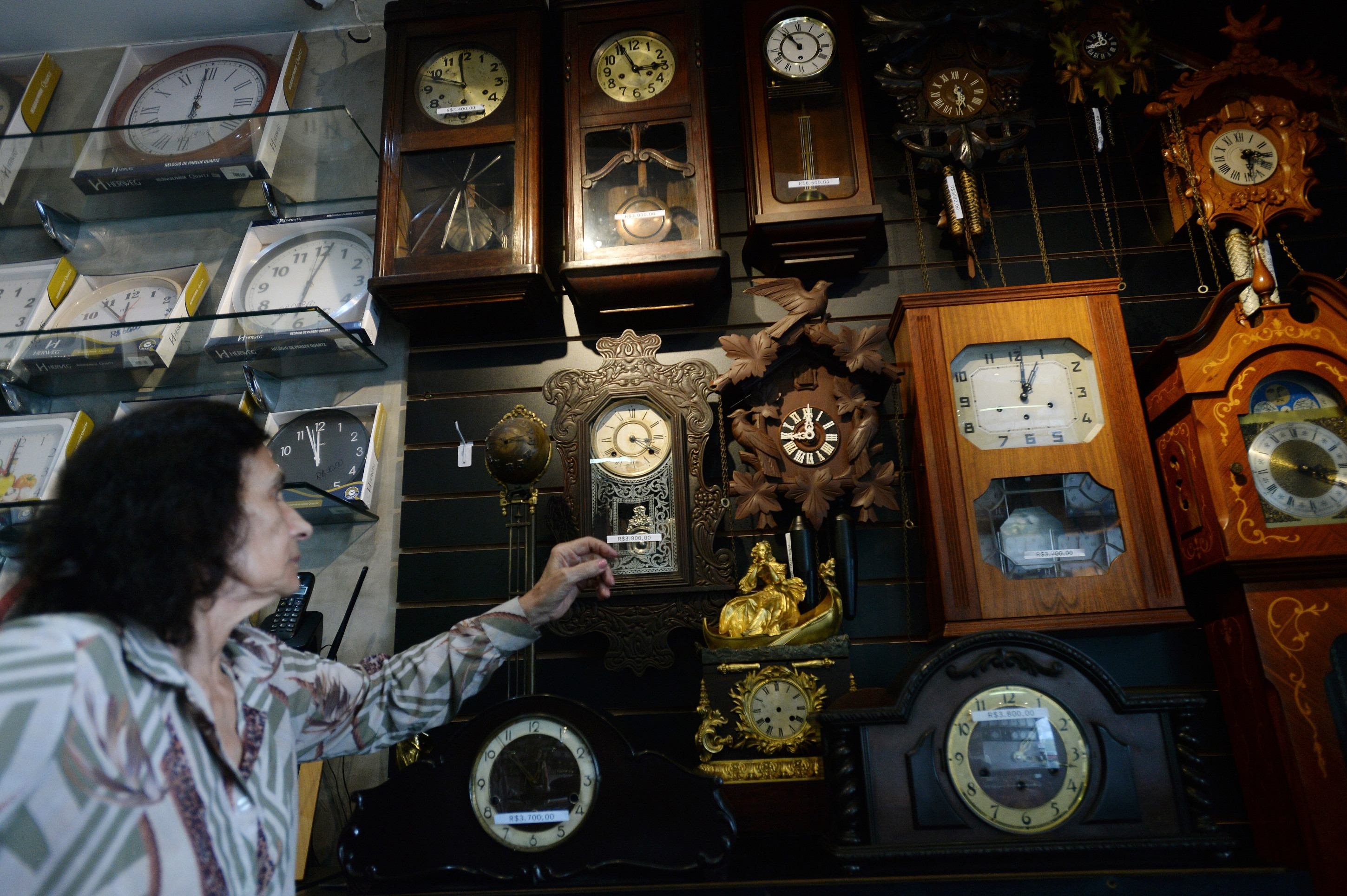 Amor para toda hora: conheça histórias de relojoeiros da capital