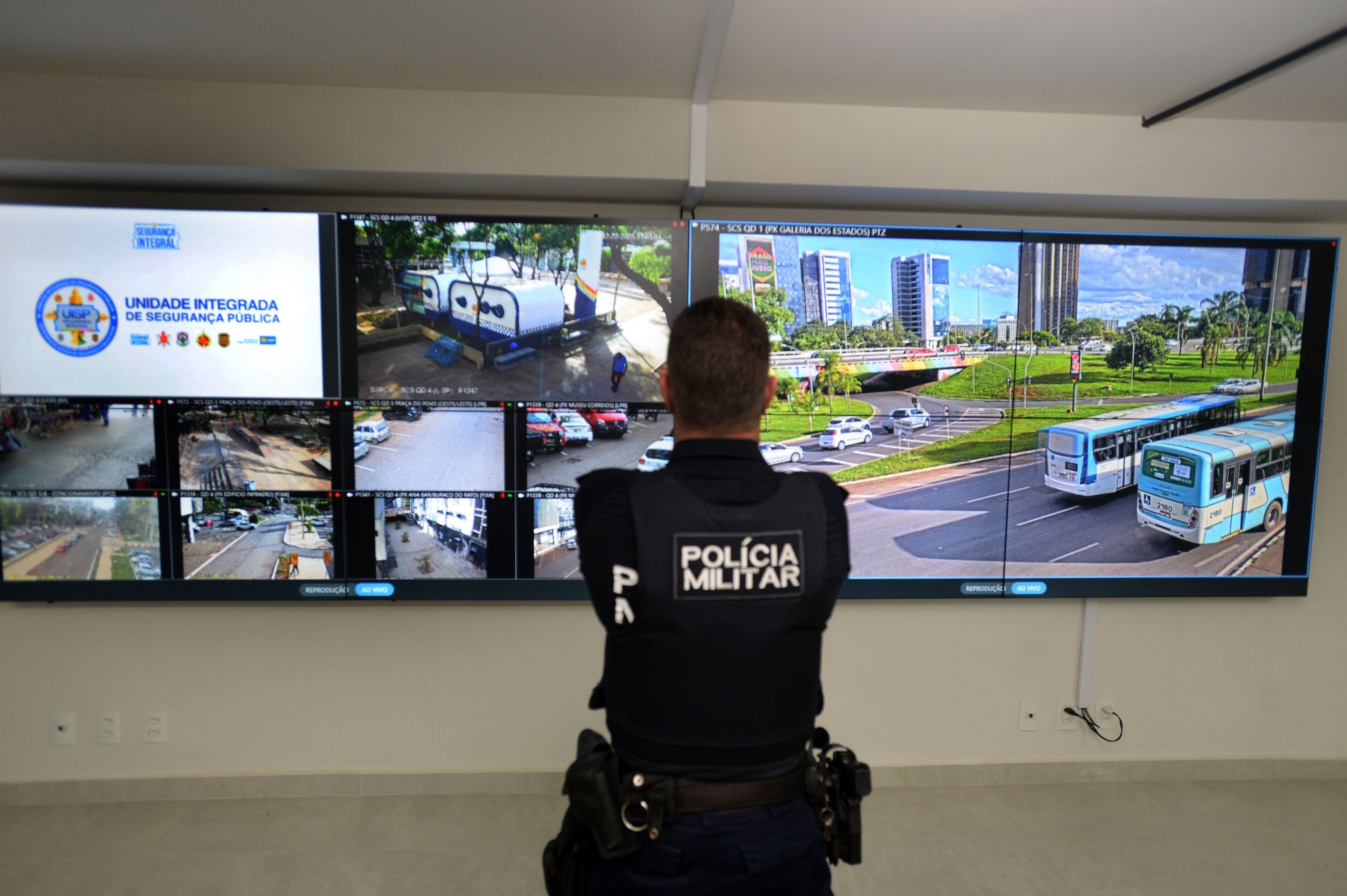  22/12/2025. Cr&eacute;dito: Minervino J&uacute;nior/CB/D.A Press. Brasil.  Brasilia - DF. Opera&ccedil;&atilde;o SCS integrado refor&ccedil;a seguran&ccedil;a e marca o in&iacute;cio da atua&ccedil;&atilde;o no Setor Comercial Sul. Pol&iacute;cia Militar no monitoramento das Cameras de Seguran&ccedil;a