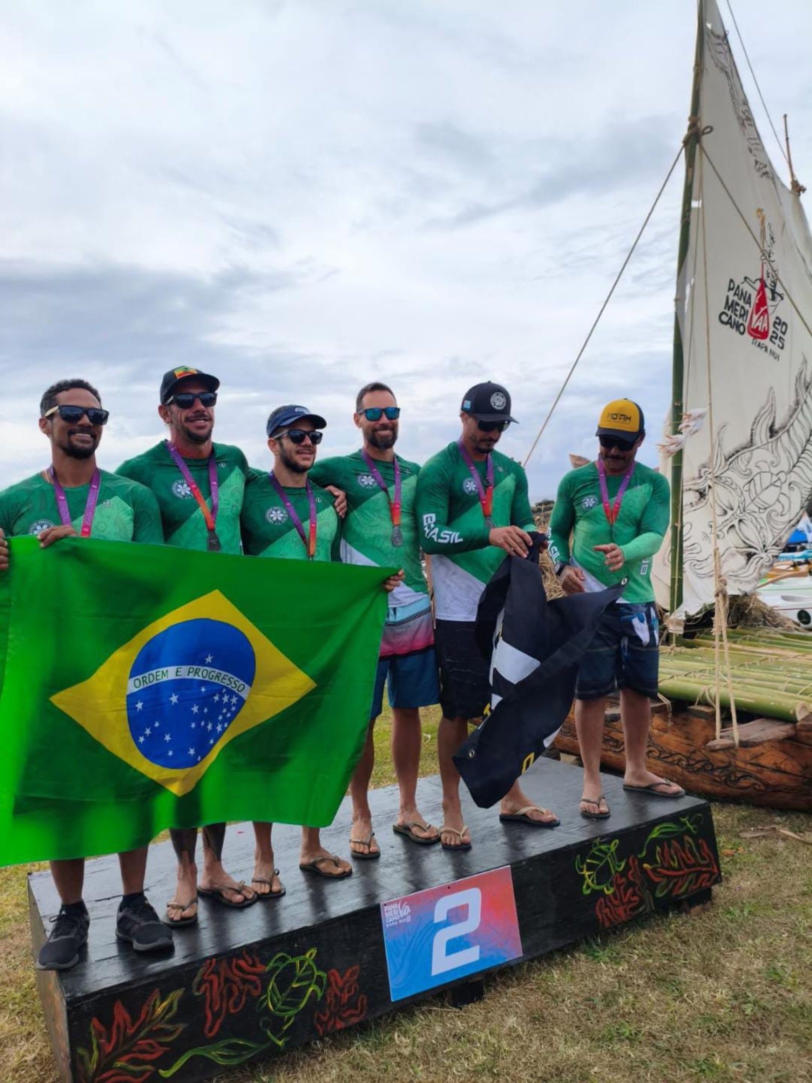 Integrantes da equipe Vaa Bras&iacute;lia durante o Pan-Americano de Canoa Havaiana, disputado em novembro de 2025, na Ilha de P&aacute;scoa