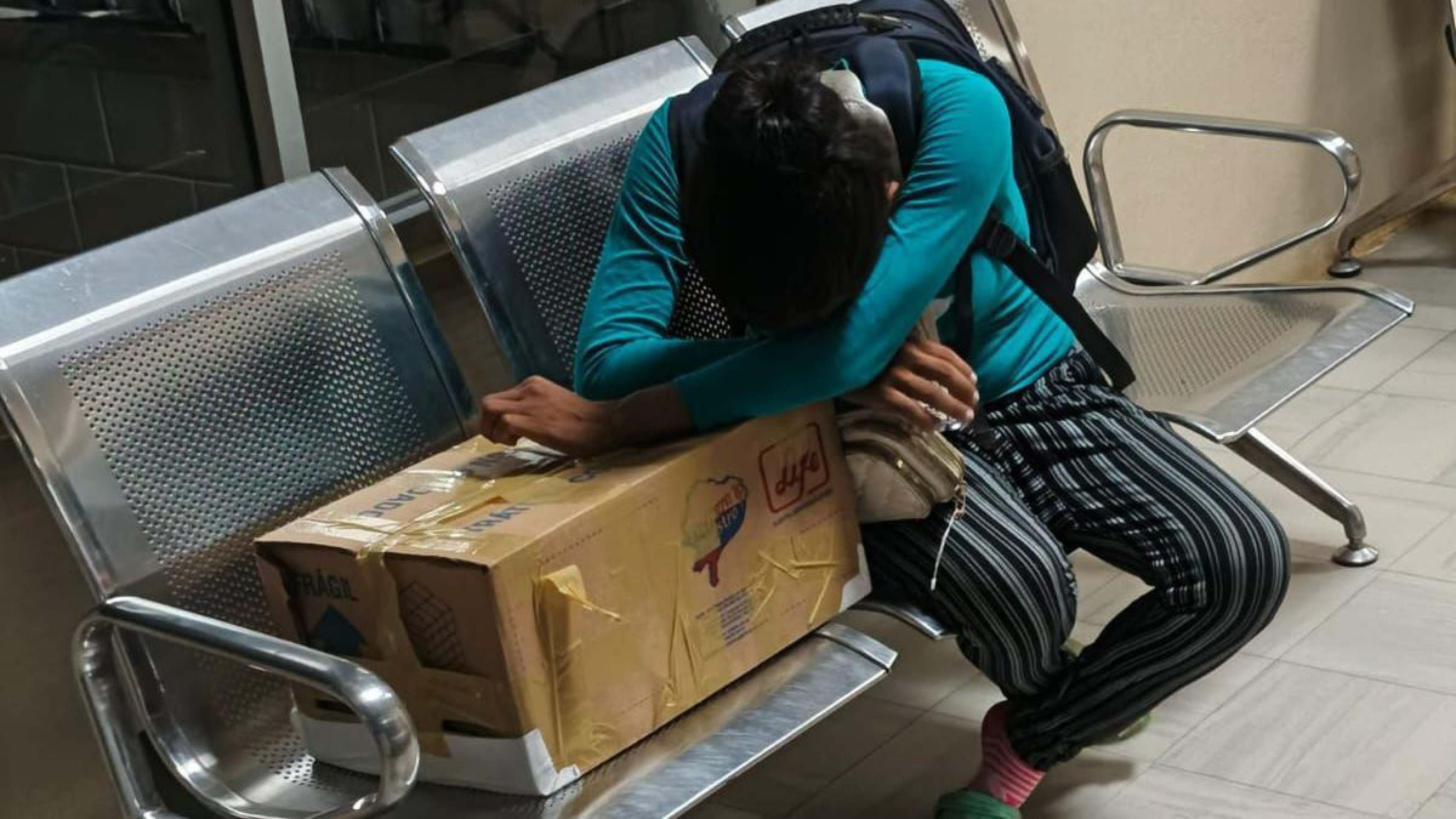 A caixa de papelão, fechada com fita adesiva, com uma mensagem em espanhol: 'Trate com cuidado.' -  (crédito: Gentileza da comunidade Kaiptach)