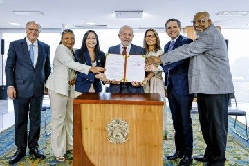 A cerimônia no Planalto reuniu autoridades do Legislativo e parlamentares ligados à bancada evangélica, além de artistas do gênero musical -  (crédito:  Ricardo Stuckert / PR)