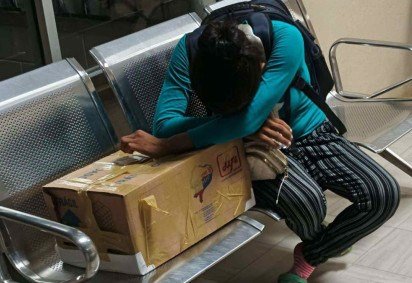 A caixa de papelão, fechada com fita adesiva, com uma mensagem em espanhol: 