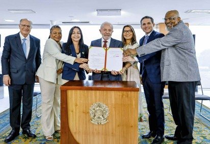 A cerimônia no Planalto reuniu autoridades do Legislativo e parlamentares ligados à bancada evangélica, além de artistas do gênero musical -  (crédito:  Ricardo Stuckert / PR) -A cerimônia no Planalto reuniu autoridades do Legislativo e parlamentares ligados à bancada evangélica, além de artistas do gênero musical -  (crédito:  Ricardo Stuckert / PR)
