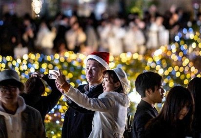 A tradição natalina islandesa do <em>Jólabókaflóð</em> consiste em trocar livros e passar a noite de Natal lendo os presentes -  (crédito: Getty Images) -A tradição natalina islandesa do <em>Jólabókaflóð</em> consiste em trocar livros e passar a noite de Natal lendo os presentes -  (crédito: Getty Images)