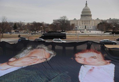 Faixa com a foto de Trump e Epstein estendida em frente ao Capitólio: busca interminável por justiça -  (crédito: Heather Diehl/Getty Images/AFP) -Faixa com a foto de Trump e Epstein estendida em frente ao Capitólio: busca interminável por justiça -  (crédito: Heather Diehl/Getty Images/AFP)