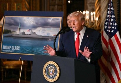 Imagens expostas sobre cavaletes mostraram a futura embarcação no mar e em plena ação -  (crédito:  ANDREW CABALLERO-REYNOLDS / AFP) -Imagens expostas sobre cavaletes mostraram a futura embarcação no mar e em plena ação -  (crédito:  ANDREW CABALLERO-REYNOLDS / AFP)