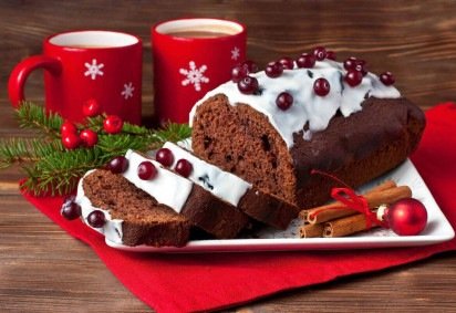 Bolo de chocolate com glacê e cereja (Imagem: amberto4ka | Shutterstock) -  (crédito: EdiCase) -Bolo de chocolate com glacê e cereja (Imagem: amberto4ka | Shutterstock) -  (crédito: EdiCase)