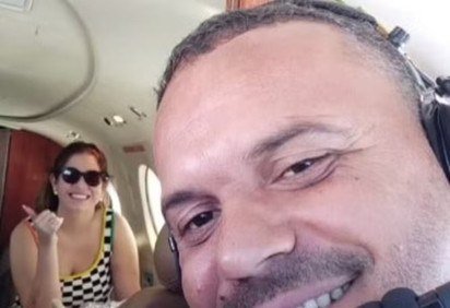 Registro mostra Marília ao lado do piloto da aeronave que caiu em Minas Gerais -  (crédito: Reprodução / Instagram ) -Registro mostra Marília ao lado do piloto da aeronave que caiu em Minas Gerais -  (crédito: Reprodução / Instagram )