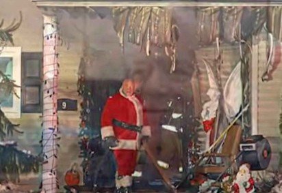 Mike Hawkins atendeu o chamado de inc&ecirc;ndio vestido de Papai Noel -  (crédito: Reprodu&ccedil;&atilde;o/ redes sociais) -Mike Hawkins atendeu o chamado de inc&ecirc;ndio vestido de Papai Noel -  (crédito: Reprodu&ccedil;&atilde;o/ redes sociais)