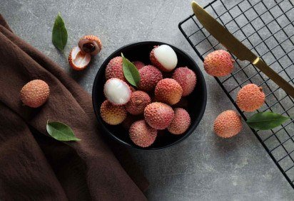 A lichia é uma fruta que favorece a saúde e oferece leveza e frescor aos pratos natalinos (Imagem: AtlasStudio | Shutterstock) -  (crédito: EdiCase) -A lichia é uma fruta que favorece a saúde e oferece leveza e frescor aos pratos natalinos (Imagem: AtlasStudio | Shutterstock) -  (crédito: EdiCase)