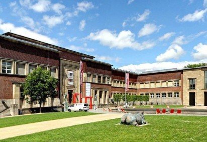 O comportamento de um guia do Museu Kunstpalast, na cidade alemã de Düsseldorf, vem despertando a curiosidade de turistas e visitantes.  -  (crédito: Wikimedia Commons/© Raimond Spekking/CC BY-SA 4.0) -O comportamento de um guia do Museu Kunstpalast, na cidade alemã de Düsseldorf, vem despertando a curiosidade de turistas e visitantes.  -  (crédito: Wikimedia Commons/© Raimond Spekking/CC BY-SA 4.0)