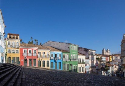 Popularmente conhecido como “Pelô”, o Pelourinho é conhecido por suas ruas de paralelepípedos, arquitetura colonial colorida e é um importante centro cultural e histórico.  -  (crédito: wikimedia commons 
Paul R. Burley) -Popularmente conhecido como “Pelô”, o Pelourinho é conhecido por suas ruas de paralelepípedos, arquitetura colonial colorida e é um importante centro cultural e histórico.  -  (crédito: wikimedia commons 
Paul R. Burley)