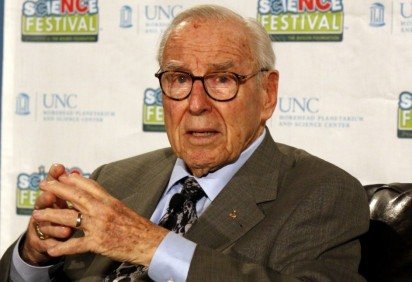 O astronauta Jim Lovell morreu em 7 de agosto de 2025, aos 97 anos, em sua casa em Lake Forest, Illinois, segundo a NASA. Ele ficou marcado pela coragem que ajudou a transformar o quase desastre da missão Apollo 13 em exemplo de superação. -  (crédito: RadioFan wikimedia commons ) -O astronauta Jim Lovell morreu em 7 de agosto de 2025, aos 97 anos, em sua casa em Lake Forest, Illinois, segundo a NASA. Ele ficou marcado pela coragem que ajudou a transformar o quase desastre da missão Apollo 13 em exemplo de superação. -  (crédito: RadioFan wikimedia commons )