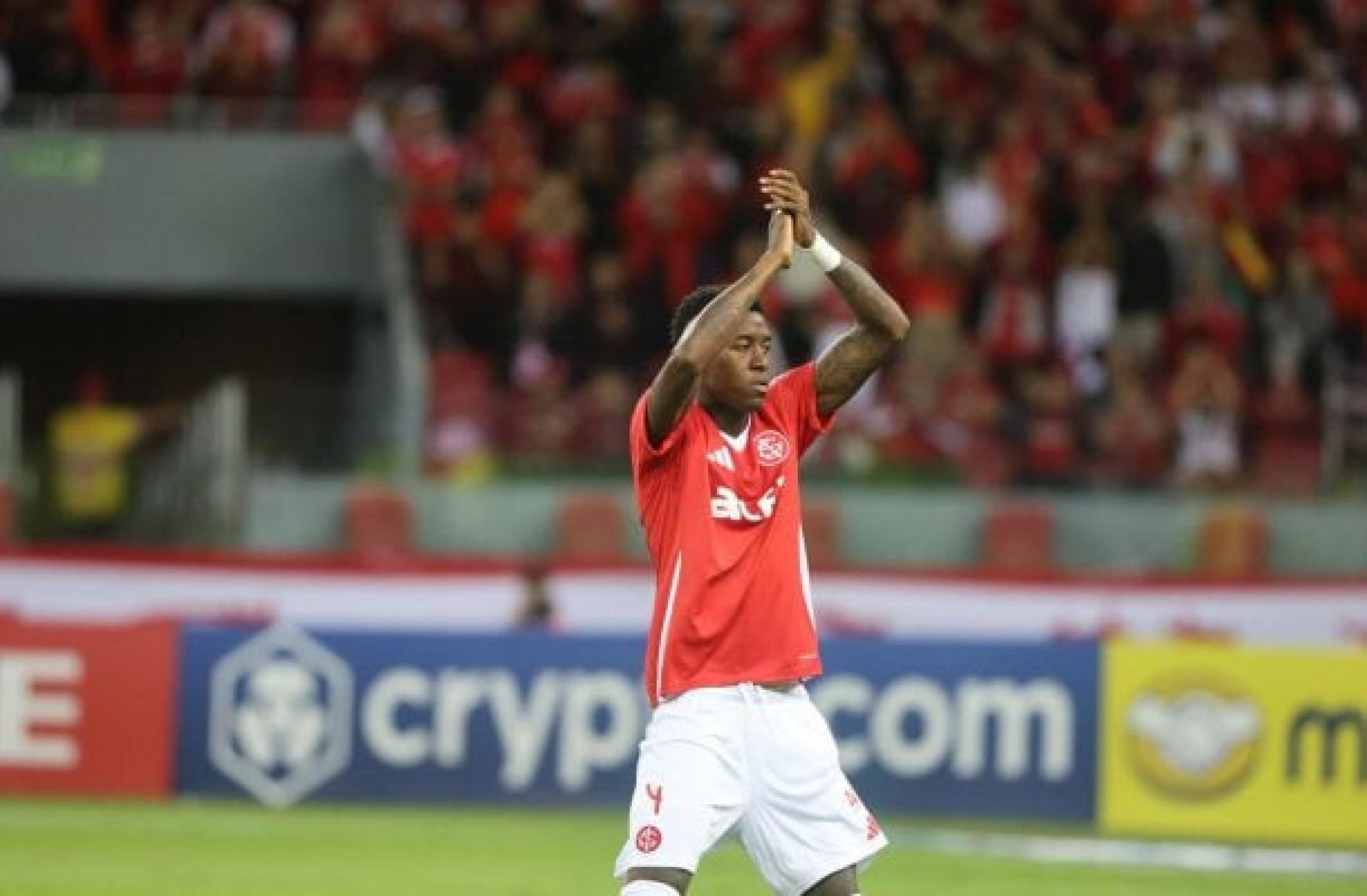 Cruzeiro busca contratação de Vitão para formar a dupla de zaga titular com Fabrício Bruno -  (crédito: Foto: Ricardo Duarte / Internacional)