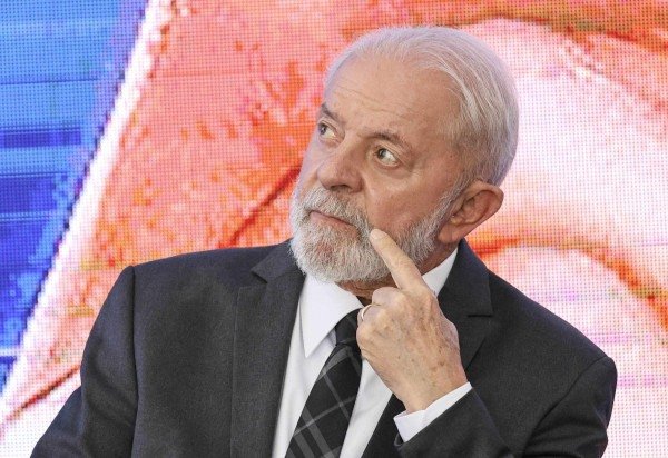 Lula durante lançamento do Pé-de-Meia, em março de 2024: governo é obrigado a rever projeções    -  (crédito: Marcelo Camargo/Agência Brasil)