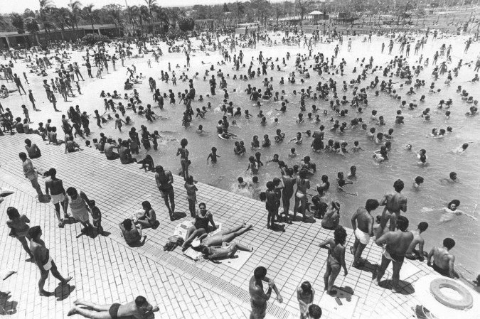 Banhistas na piscina de ondas do Parque da Cidade em 1984