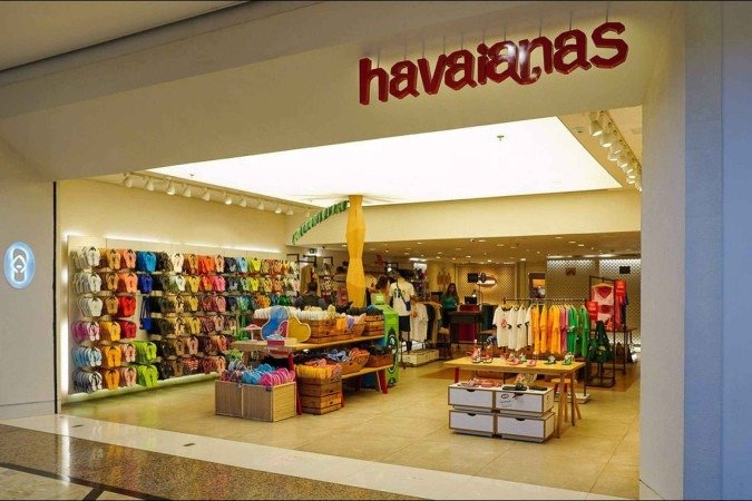 Ações da fabricante de chinelos chegaram a cair até 3% na segunda-feira, devido a campanha de fim de ano estrelada por Fernanda Torres - (crédito: Reprodução/ Barra Shopping ) Ações da fabricante de chinelos chegaram a cair até 3% na segunda-feira, devido a campanha de fim de ano estrelada por Fernanda Torres - (crédito: Reprodução/ Barra Shopping )