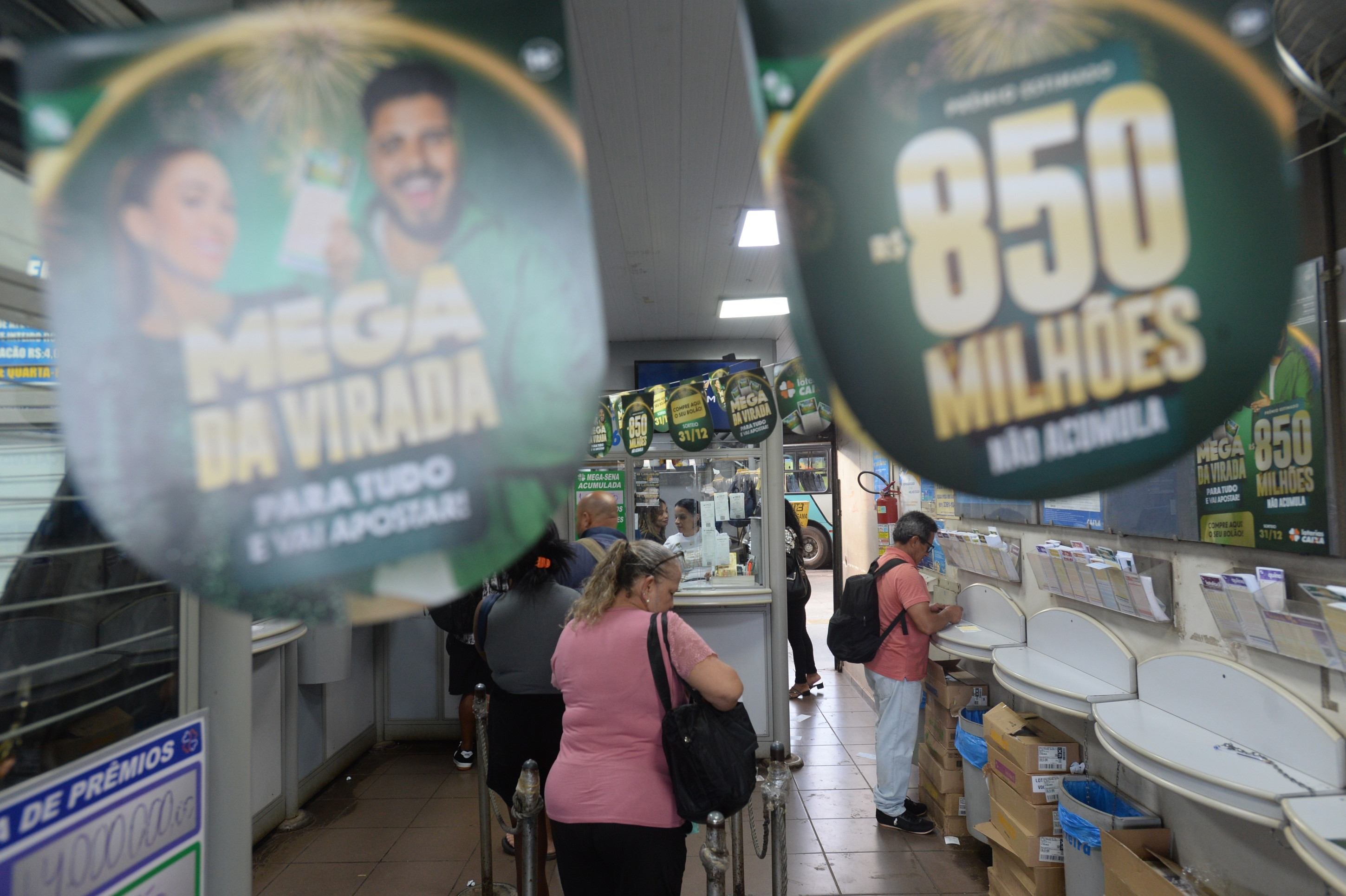  23/12/2025. Cr&eacute;dito: Minervino J&uacute;nior/CB/D.A Press. Brasil.  Brasilia - DF. Mega sena da Virada. Loteria na Rodovi&aacute;ria.