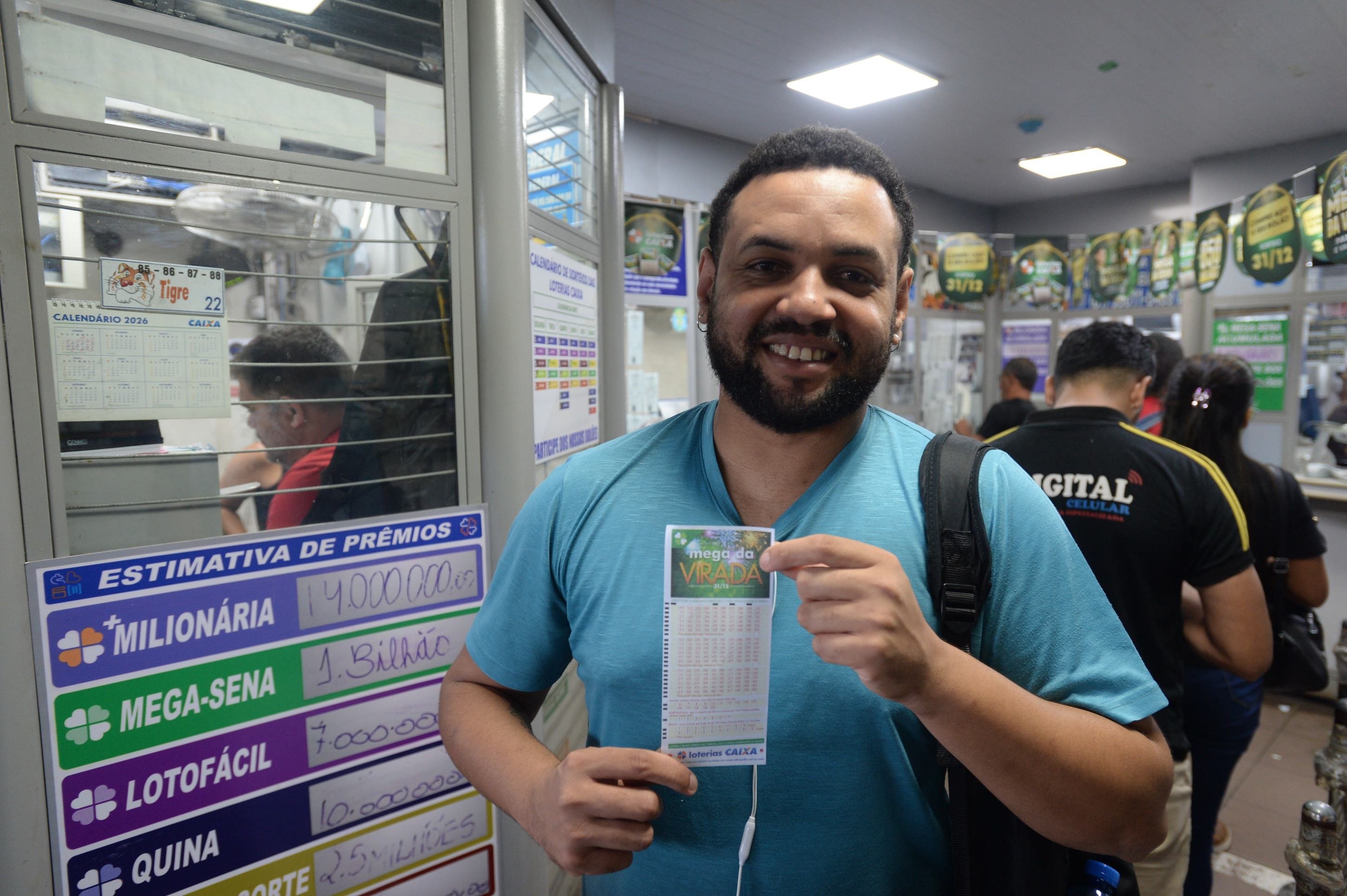  23/12/2025. Cr&eacute;dito: Minervino J&uacute;nior/CB/D.A Press. Brasil.  Brasilia - DF. Mega sena da Virada. Loteria na Rodovi&aacute;ria. Pedro Vinicius