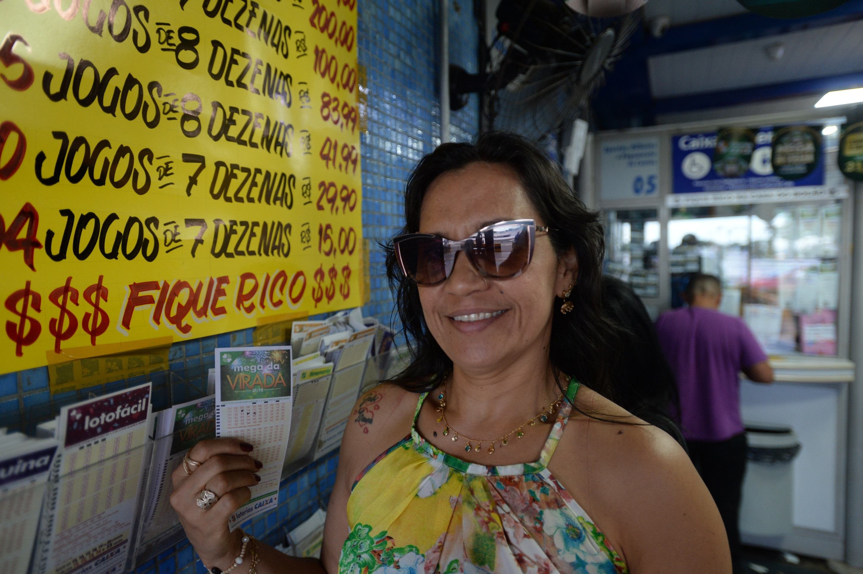  23/12/2025. Cr&eacute;dito: Minervino J&uacute;nior/CB/D.A Press. Brasil.  Brasilia - DF. Mega sena da Virada. Loteria na Rodovi&aacute;ria. Lourdimar Ara&uacute;jo