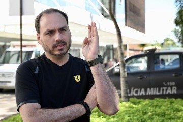 Carlos Bolsonaro: 'Aqui em casa, estamos todos contigo, meu irmão' -  (crédito:  AFP)