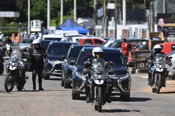 Bolsonaro chega ao hospital sob escolta da polícia: agentes da PF ficarão à porta do quarto, e haverá equipes no entorno da unidade -  (crédito:  AFP)