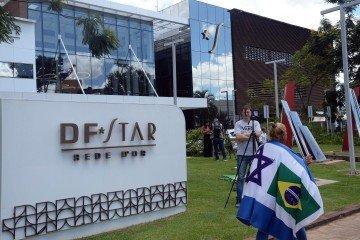  24/12/2025. Crédito: Minervino Júnior/CB/D.A Press. Brasil.  Brasilia - DF. Ex presidente Jair Bolsonaro internado no hospital DF Star para realizar cirurgia de emergência. Apoiadores do Bolsonaro. -  (crédito: Minervino Júnior/CB/D.A.Press)