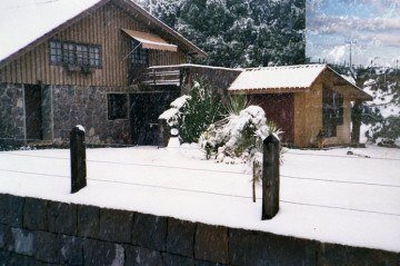 Em 5/6/1988 outra nevasca atingiu São Joaquim. A neve ultrapassou mais de 1,50 metro em alguns locais. Moradores enfrentaram ventos fortes e a neve chegou a 30 cm em pleno centro da cidade, - (crédito: Caio Cesar wikimedia commons ) Em 5/6/1988 outra nevasca atingiu São Joaquim. A neve ultrapassou mais de 1,50 metro em alguns locais. Moradores enfrentaram ventos fortes e a neve chegou a 30 cm em pleno centro da cidade, - (crédito: Caio Cesar wikimedia commons )