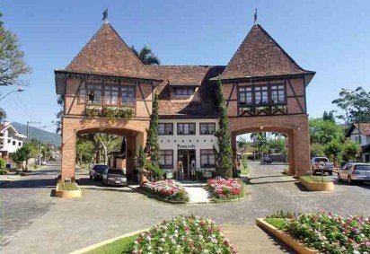 Em uma região rural da cidade de Pomerode, em Santa Catarina, está localizada uma vila que se destaca pelo seu valor histórico e cultural. Trata-se da Rota do Enxaimel.  -  (crédito: Flickr/Marinelson Almeida) -Em uma região rural da cidade de Pomerode, em Santa Catarina, está localizada uma vila que se destaca pelo seu valor histórico e cultural. Trata-se da Rota do Enxaimel.  -  (crédito: Flickr/Marinelson Almeida)