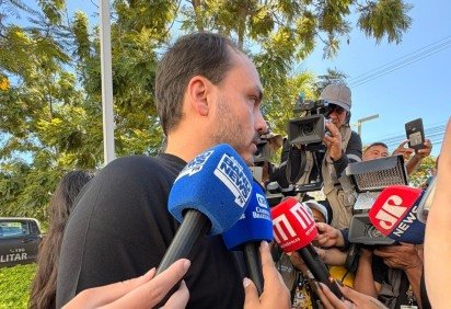 "Estou num espa&ccedil;o p&uacute;blico, vou tentar olhar para ele", disse Carlos -  (crédito: Al&iacute;cia Bernardes/CB/D.A Press) -"Estou num espa&ccedil;o p&uacute;blico, vou tentar olhar para ele", disse Carlos -  (crédito: Al&iacute;cia Bernardes/CB/D.A Press)