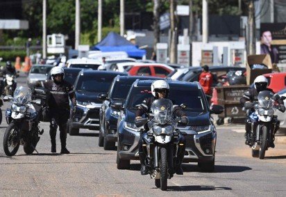 Bolsonaro chega ao hospital sob escolta da polícia: agentes da PF ficarão à porta do quarto, e haverá equipes no entorno da unidade -  (crédito:  AFP) -Bolsonaro chega ao hospital sob escolta da polícia: agentes da PF ficarão à porta do quarto, e haverá equipes no entorno da unidade -  (crédito:  AFP)