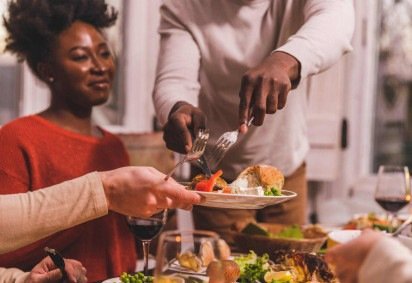 Pesquisas indicam que comer muito em uma refeição, desde que esporadicamente, não causa grandes prejuízos ao nosso metabolismo -  (crédito: Getty Images) -Pesquisas indicam que comer muito em uma refeição, desde que esporadicamente, não causa grandes prejuízos ao nosso metabolismo -  (crédito: Getty Images)