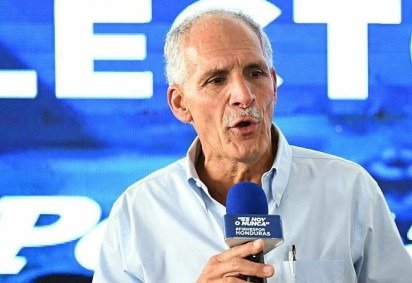 Salvador Nasralla, que ficou em segundo lugar segundo o Conselho Nacional Eleitoral, acusa o pleito de ter sido 