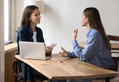 O candidato que busca o primeiro emprego precisa considerar não apenas o currículo, mas também sua conduta durante o processo seletivo (Imagem: fizkes | Shutterstock) -  (crédito: EdiCase) -O candidato que busca o primeiro emprego precisa considerar não apenas o currículo, mas também sua conduta durante o processo seletivo (Imagem: fizkes | Shutterstock) -  (crédito: EdiCase)