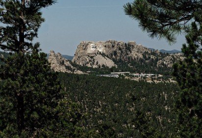 Na cidade de Keystone, no estado da Dakota do Sul, fica um dos monumentos mais famosos dos Estados Unidos, o Monte Rushmore. 
 -  (crédito: Imagem de Richard Emerson por Pixabay) -Na cidade de Keystone, no estado da Dakota do Sul, fica um dos monumentos mais famosos dos Estados Unidos, o Monte Rushmore. 
 -  (crédito: Imagem de Richard Emerson por Pixabay)