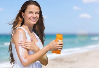 O uso do protetor solar é indispensável para aproveitar o verão com saúde (Imagem: Billion Photos | Shutterstock) -  (crédito: EdiCase) -O uso do protetor solar é indispensável para aproveitar o verão com saúde (Imagem: Billion Photos | Shutterstock) -  (crédito: EdiCase)