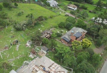 Farroupilha, na Serra do RS, foi atingida por ventos que podem ter ultrapassado 100 km/h -  (crédito: Divulgação/ Prefeitura de Farroupilha) -Farroupilha, na Serra do RS, foi atingida por ventos que podem ter ultrapassado 100 km/h -  (crédito: Divulgação/ Prefeitura de Farroupilha)