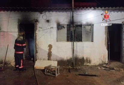 Corpo carbonizado &eacute; encontrado em casa incendiada em Samambaia  -  (crédito: CBMDF/Divulgação) -Corpo carbonizado &eacute; encontrado em casa incendiada em Samambaia  -  (crédito: CBMDF/Divulgação)