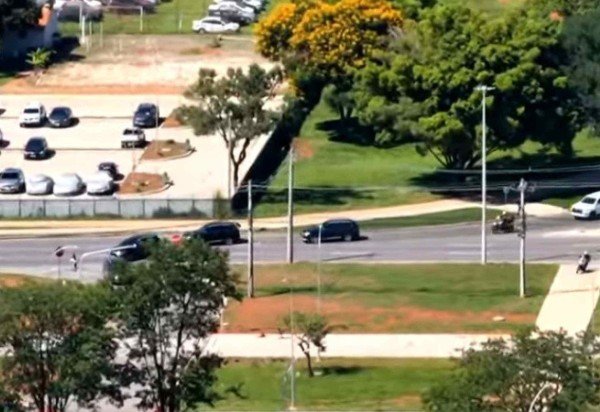 Imagens aéreas da CNN mostram o comboio que levou Bolsonaro da Polícia Federal para o Hospital DFStar -  (crédito: Reprodução / CNN)