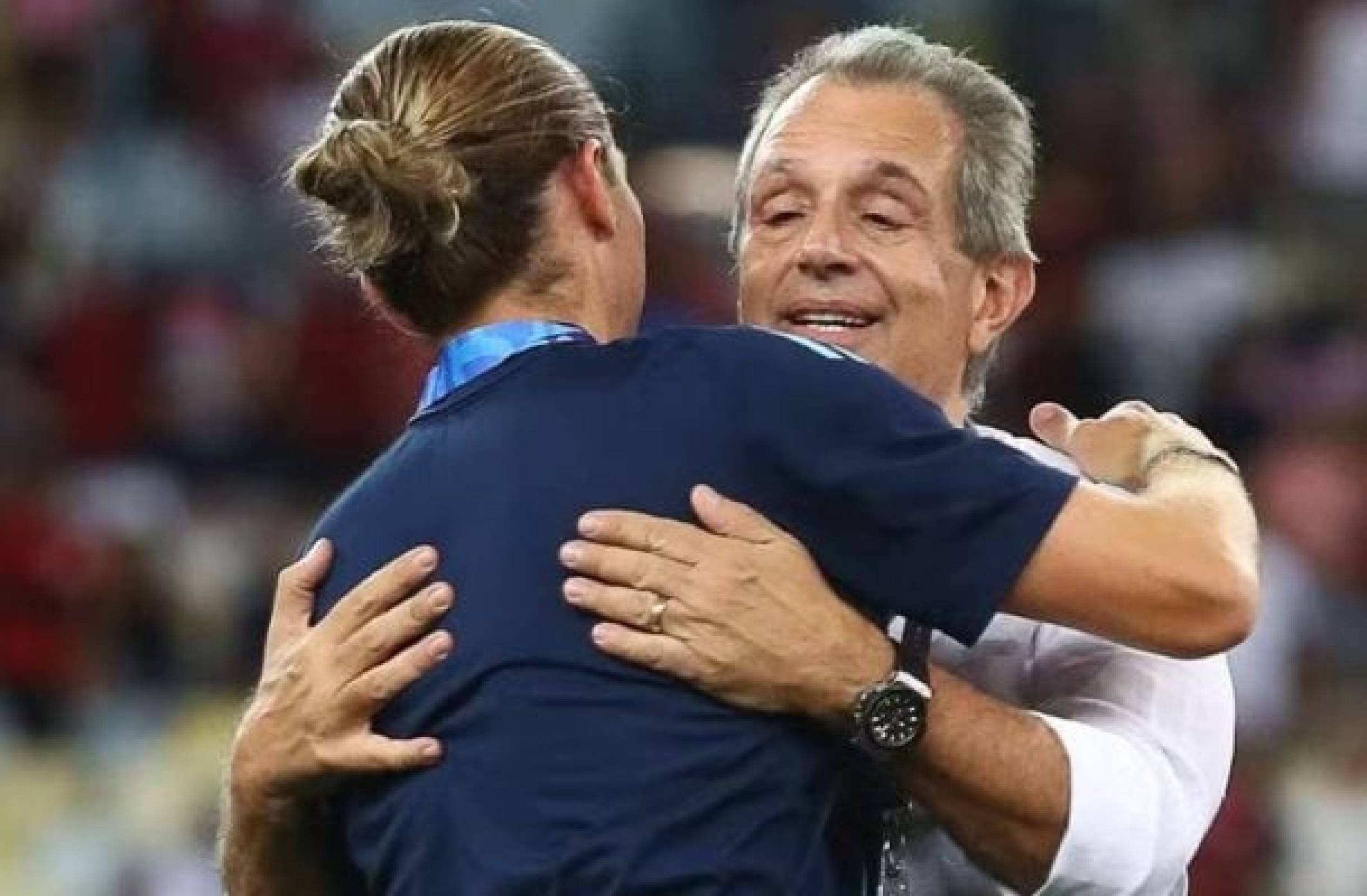 Abraço entre Bap e Filipe Luís celebra ano de grandes conquistas do Flamengo -  (crédito: Foto: Gilvan de Souza / Flamengo)