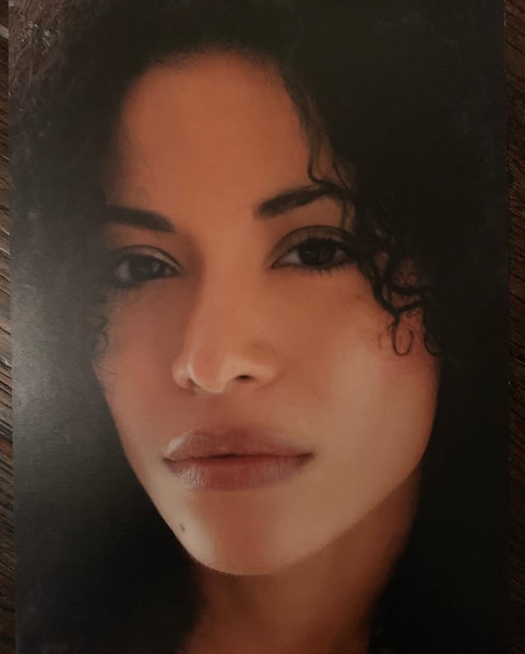 A norte-americana Lisa Phillips foi abusada pelo financista e traficante sexual Jeffrey Epstein quando tinha 20 anos, entre 2000 e 2003. 